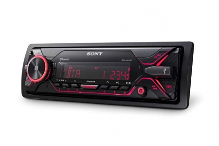 Bilstereo med Bluetooth, svart design och röd belysning.