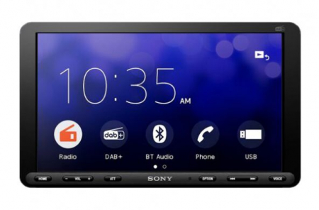 Bilstereo med pekskärm och ikoner för radio, DAB+, Bluetooth och USB.