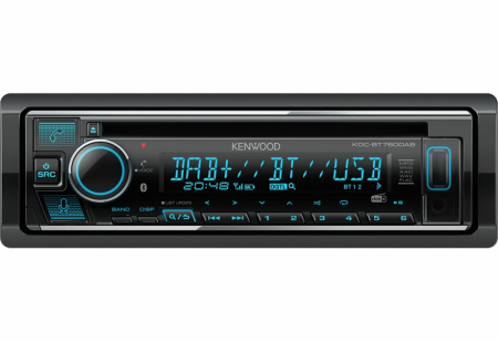Bilstereo med Bluetooth och DAB+, modern design och digital display.