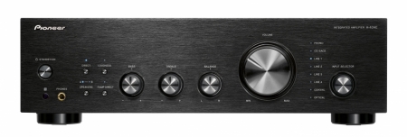 Stereoförstärkare med DAC, svart design och flera kontroller för ljudinställningar.