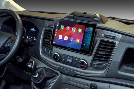 Bilstereo med stor skärm, funktioner för media och navigering i Ford Transit.