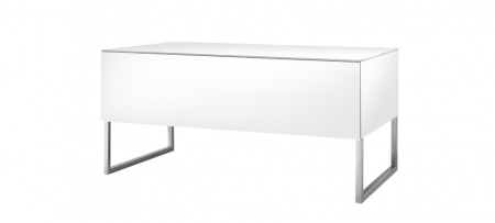 En modern tv-bänk i vitt med metallben. Enkel och stilren design.
