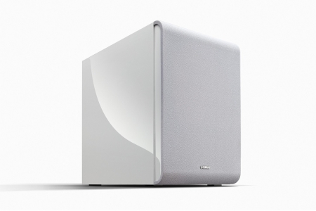 Trådlös vit subwoofer med en modern design och nätverksfunktioner.