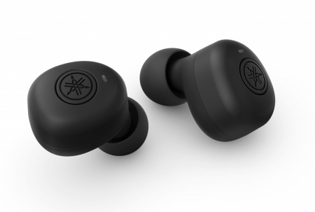 Trådlösa in-ear hörlurar i svart med rundad design och logotyp.