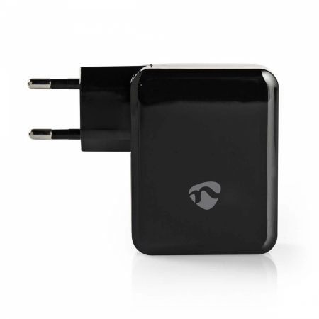 Väggladdare med 2x USB-A och 1x USB-C, 4,8A, svart design.