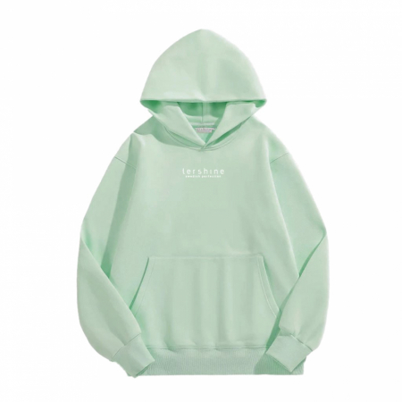 Mintgrön hoodie med ficka och logotyp fram. Modellen är XXX-large.