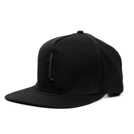 Svart snapback-keps med enkel svart logo framtill.