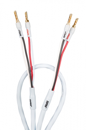 Kabel med flera ledningar och kontaktstift, designad för ljud- och videokoppling.