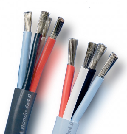 Högtalarkabel med trådar i olika färger för bi-wire/bi-amp-anslutning.