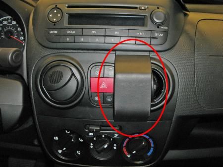 Konsol med radio, luftventiler och kontroller i Fiat Fiorino.