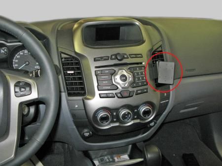 Instrumentpanel med knappar och skärm från Ford Ranger 12-15.