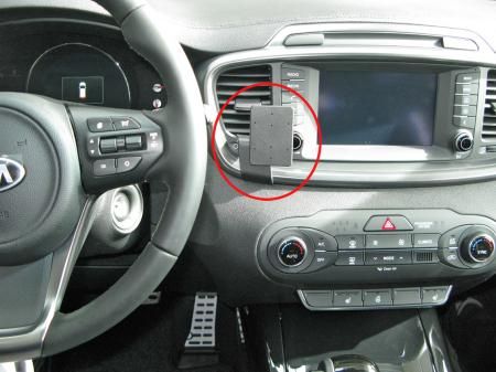 Instrumentbräda i Kia Sorento med mediekontroll och ventiler.