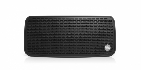 Bärbar svart Bluetooth-högtalare med ett mönstrat galler för ljudutsläpp.