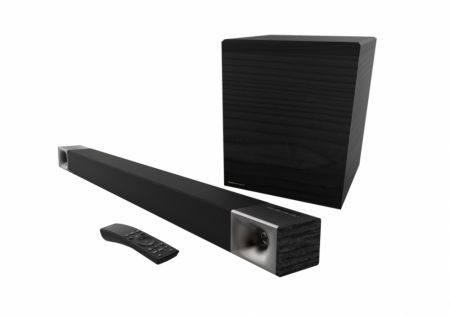 Ljudsystem med soundbar och trådlös subwoofer, inklusive fjärrkontroll.