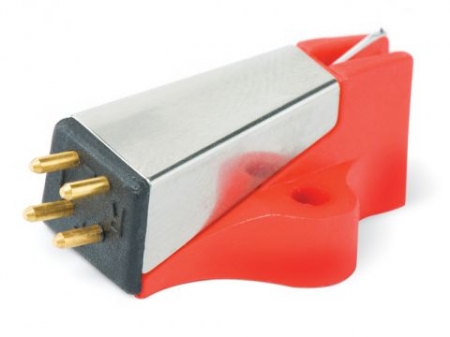 En liten röd och silver platt pickup med fyra guldpläterade stift.