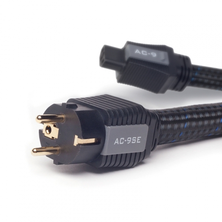 Kabel med kontakt för ström, märkt AC-9SE mkII, 1 meter lång.