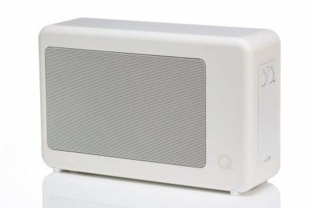 Vit subwoofer med rutigt frontgaller och kontroller på sidan.
