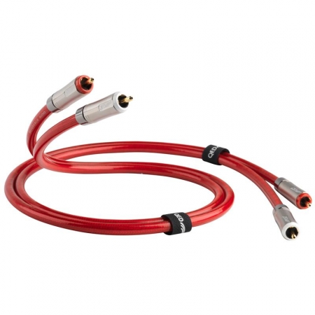 Kabel med röd isolation och guldplätterade kontaktdon.