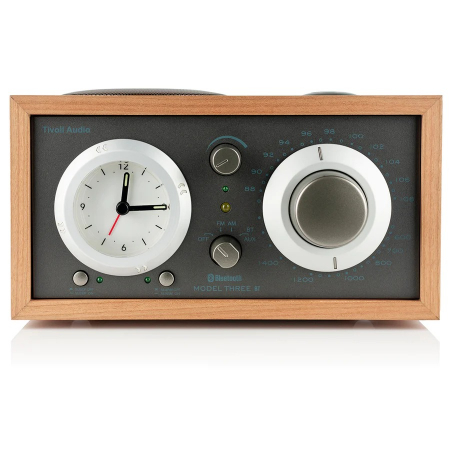 Bordsradio med Bluetooth, analog klocka, ratt och träfinish.