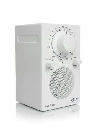 En vit FM-radio med Bluetooth, rund volymkontroll och enkel design.