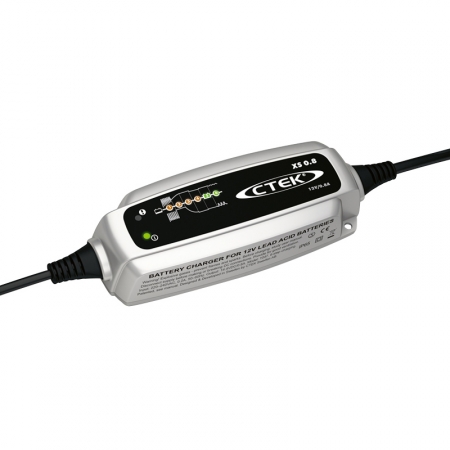 Batteriladdare CTEK 0,8A med indikatorer för laddningsstatus.