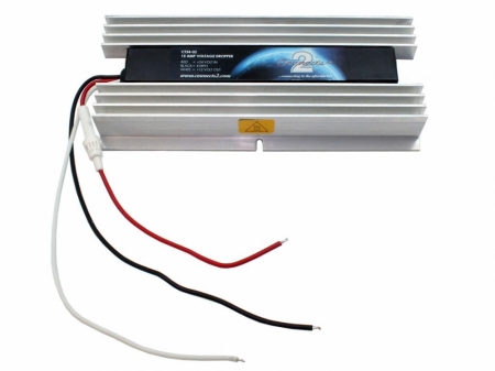 En omvandlare för 24-12 volt, 15 amp med kylfläns och anslutningskablar.