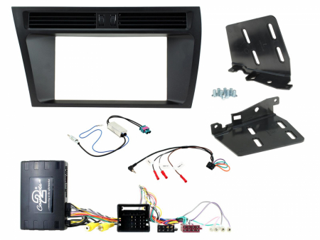 Installationskit för Audi A4/A5 med aktivt ljudsystem, inklusive panel och kablar.