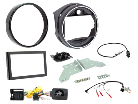 Installationskit för BMW Mini F55/F56, innehåller ram, kablar och monteringskomponenter.