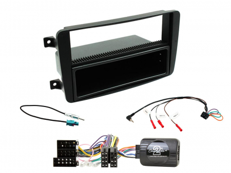 Installationskit för bilstereo med olika kablar och adapterram.