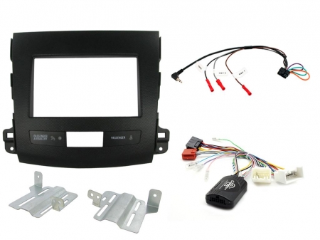 Installationskit för Mitsubishi Outlander med komponenter för Rockford-systemet.