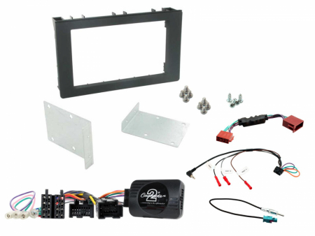 Installationskit för dubbel-din stereo till Saab 9-3, inklusive fästen och kablar.