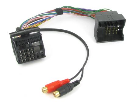 Ford Aux-adapter med Quadlock-kontakt och RCA-kablar.