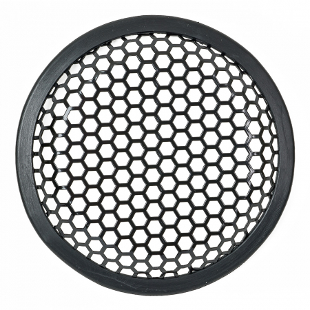 En rund högtalargaller med hexagonala öppningar i svart.