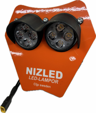 Dubbelljus med orange dekal, kallvit belysning och sex LED-lampor.