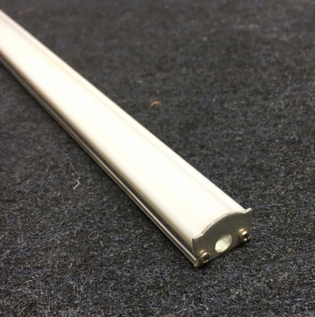 LED-aluminiumlist i vitt, 1 m lång, 30 watt, med slät yta.
