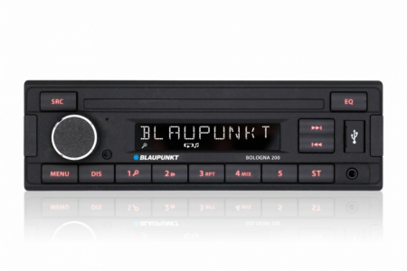 En retro bilstereo med svart design och digital skärm.
