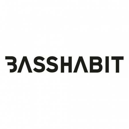 Bass Habit-logotyp i svart text.