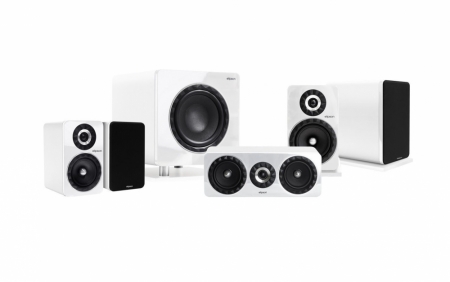 Högtalarpaket i vitt med subwoofer och flera satellithögtalare.