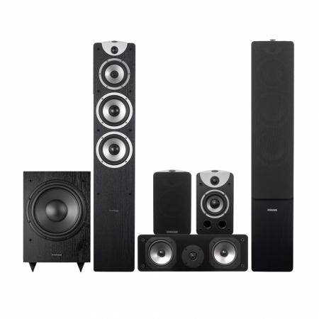 Högtalarpaket med svarta stativ, centerhögtalare och subwoofer.