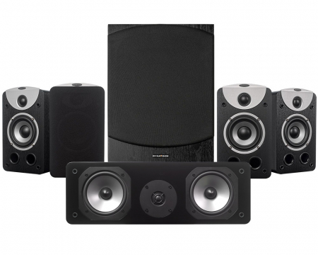 Högtalarpaket med fyra satellithögtalare och en subwoofer, svart design.