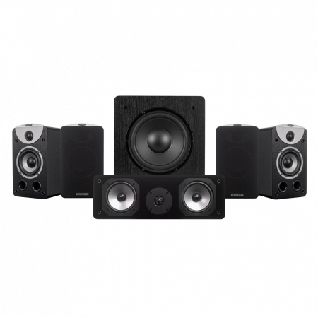 Högtalarpaket med fem enheter, inklusive subwoofer, i svart design.