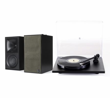 Högtalare och vinylspelare i svart, komplett ljudpaket.