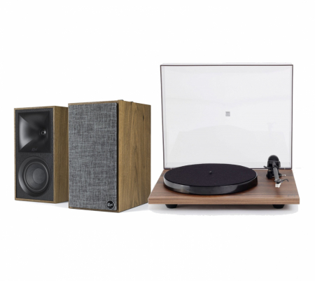 Vinylspelarpaket med högtalare i valnöt och en skivspelare i modern design.