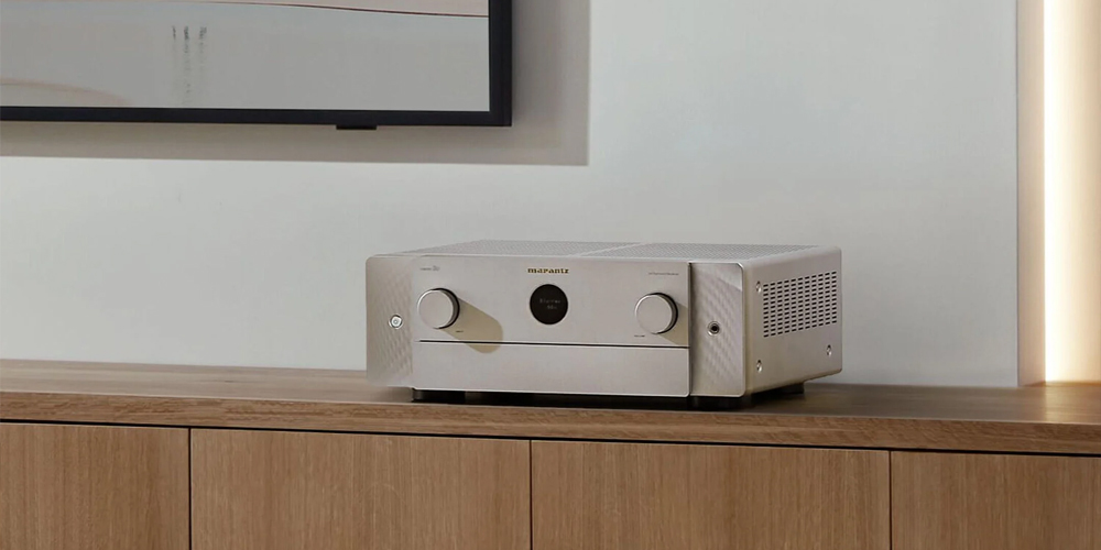 Miljöbild med Marantz Cinema 50 förstärkare