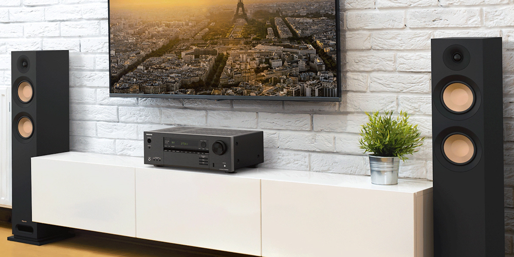 Miljöbild med Onkyo TX-NR5100 förstärkare
