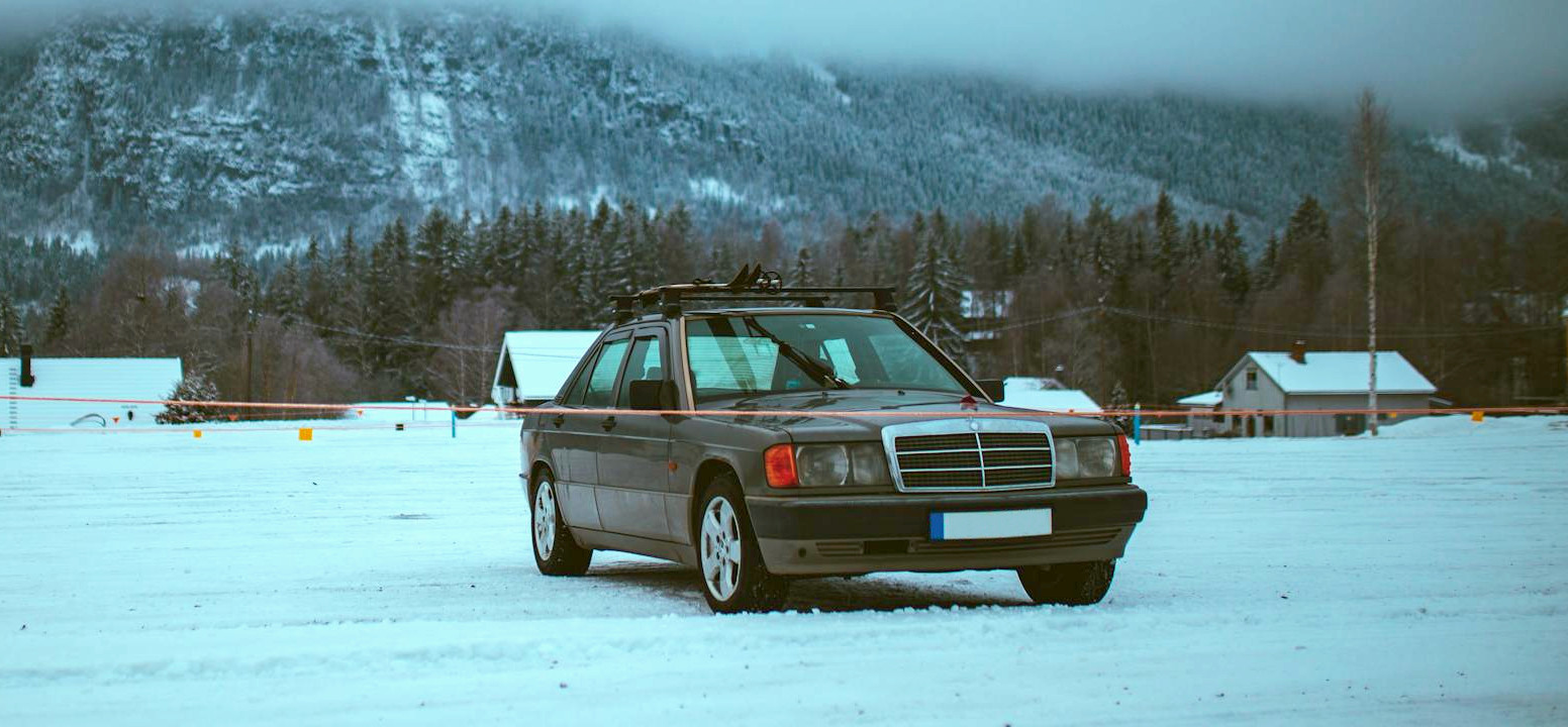 Mercedes 190E i snö.