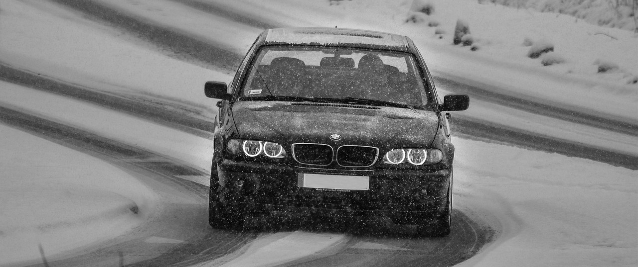 BMW E46 i snö.