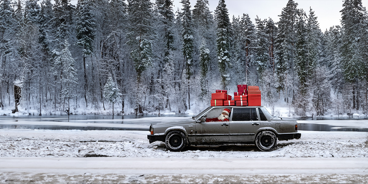 Vinterbil, en Volvo 740 på snöig bakgrund.