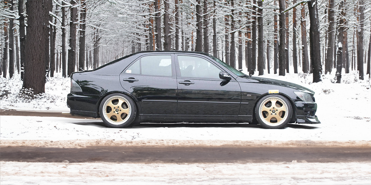 Lexus IS200 i snö.