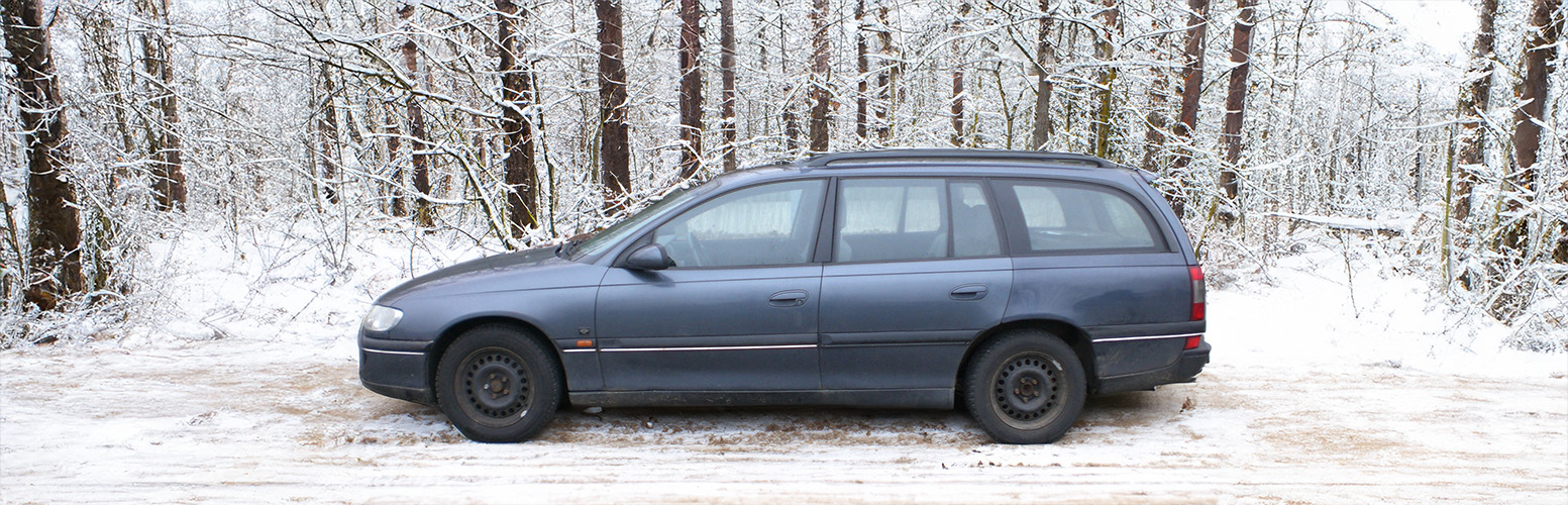 Opel omega i snö.